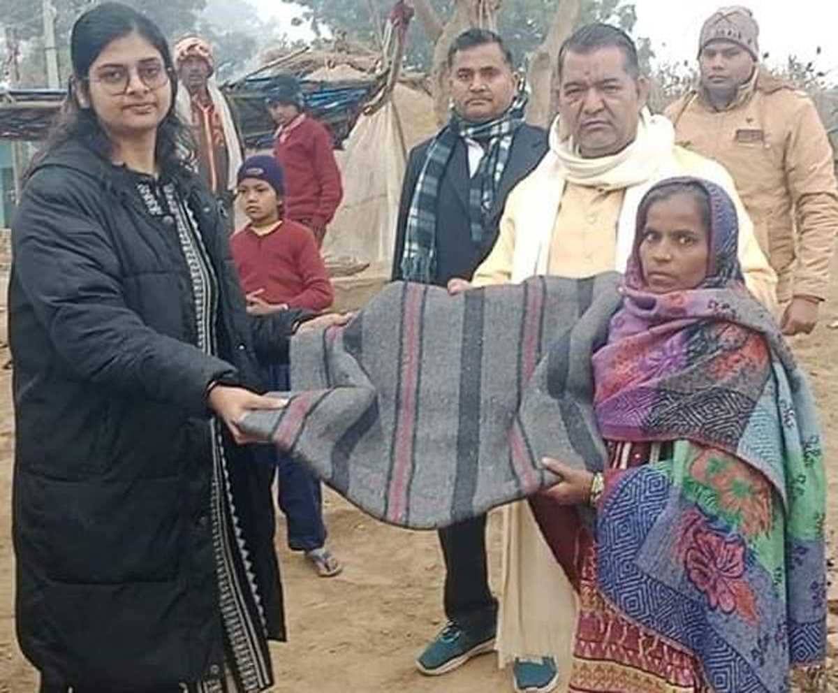 सर्दी के सितम के बीच डिबाई विधायक सीपी सिंह लोधी ने निराश्रित लोगों को कम्बल वितरित किए